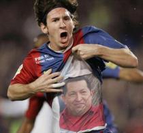 Messi festeggia uno dei suoi ultimi gol dedicandolo a Hugo Chavez