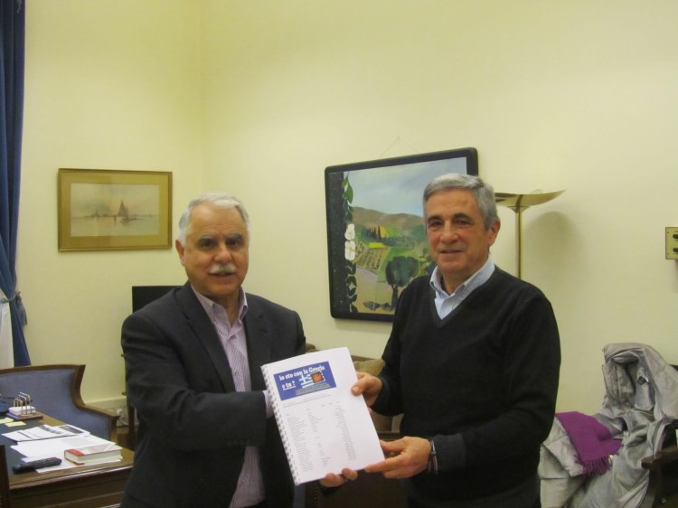 io sto con la grecia-consegna_firme_saracini