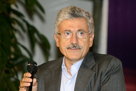 Lettera di Massimo D’Alema agli italiani all’estero: “la riforma confinerà gli italiani nel mondo in un ambito di esclusiva testimonianza”