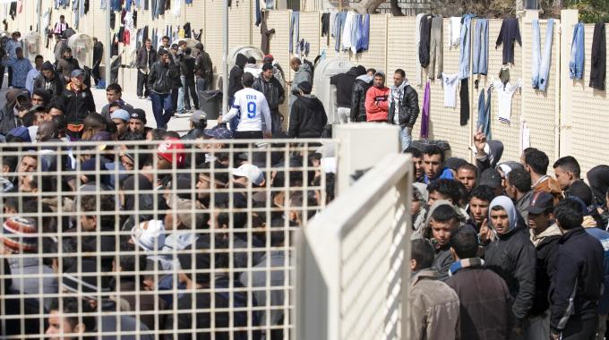 Il sistema italiano d’accoglienza: politiche emergenziali, inefficienze e malaffare sulla pelle dei&nbsp;migranti