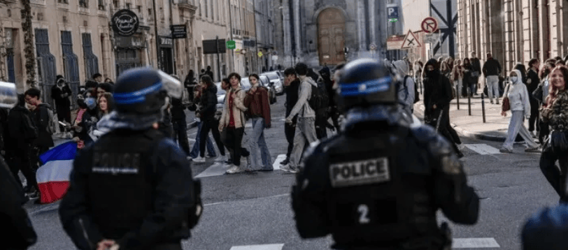 L’urlo degli studenti francesi smaschera il grande inganno delle cancellerie&nbsp;europee